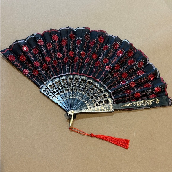 Elegant Black and Red Lace Fan with tassel - Picture 3 of 3